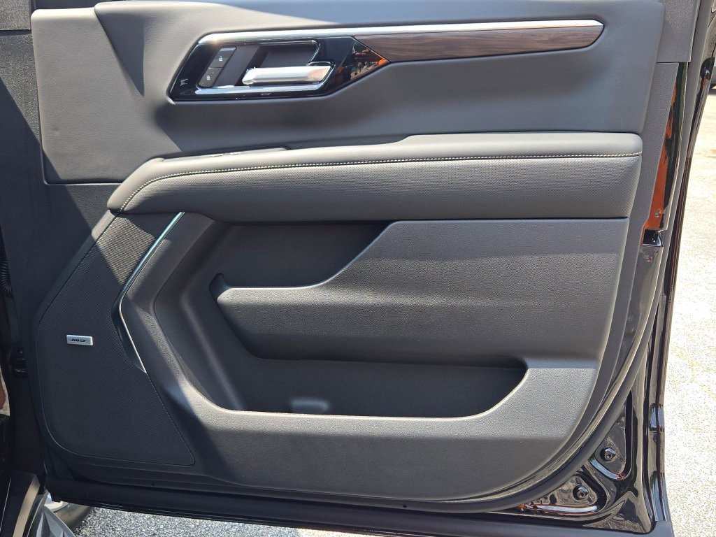 2025 Chevrolet Suburban Premier photo 8