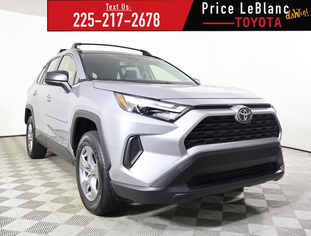 2025 Toyota RAV4 LE's photo