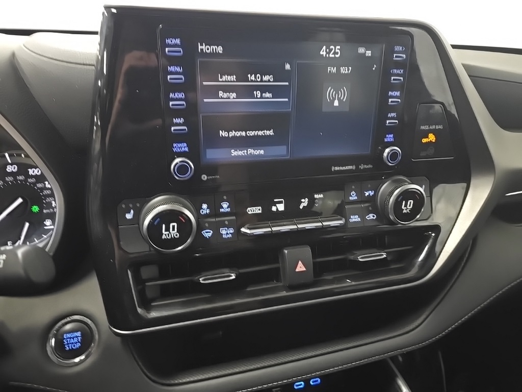 2022 Toyota Highlander XLE photo 25