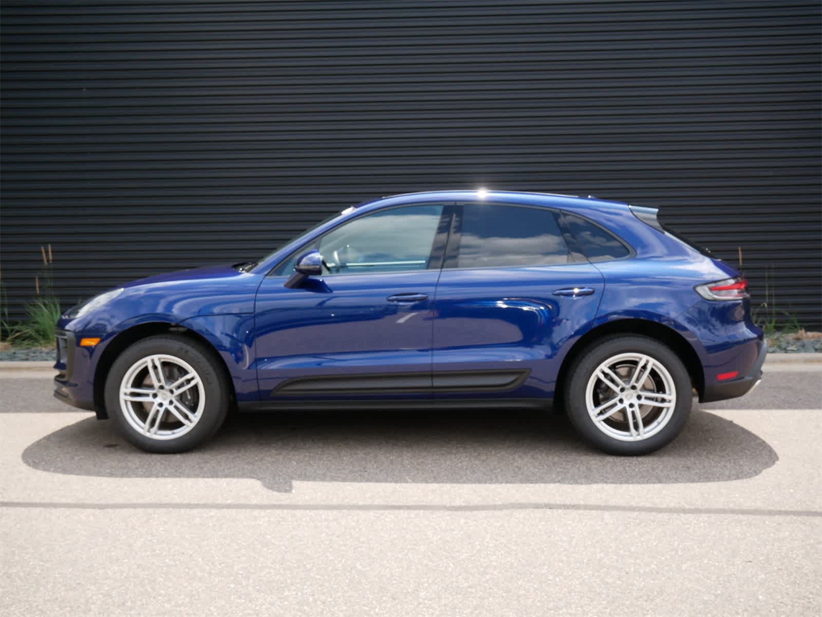 2024 Porsche Macan T photo 2