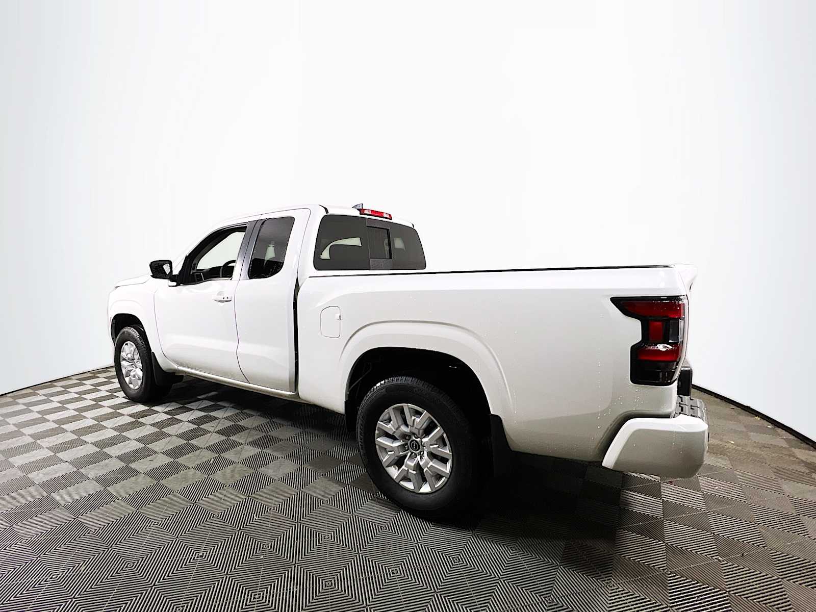 2024 Nissan Frontier SV photo 6