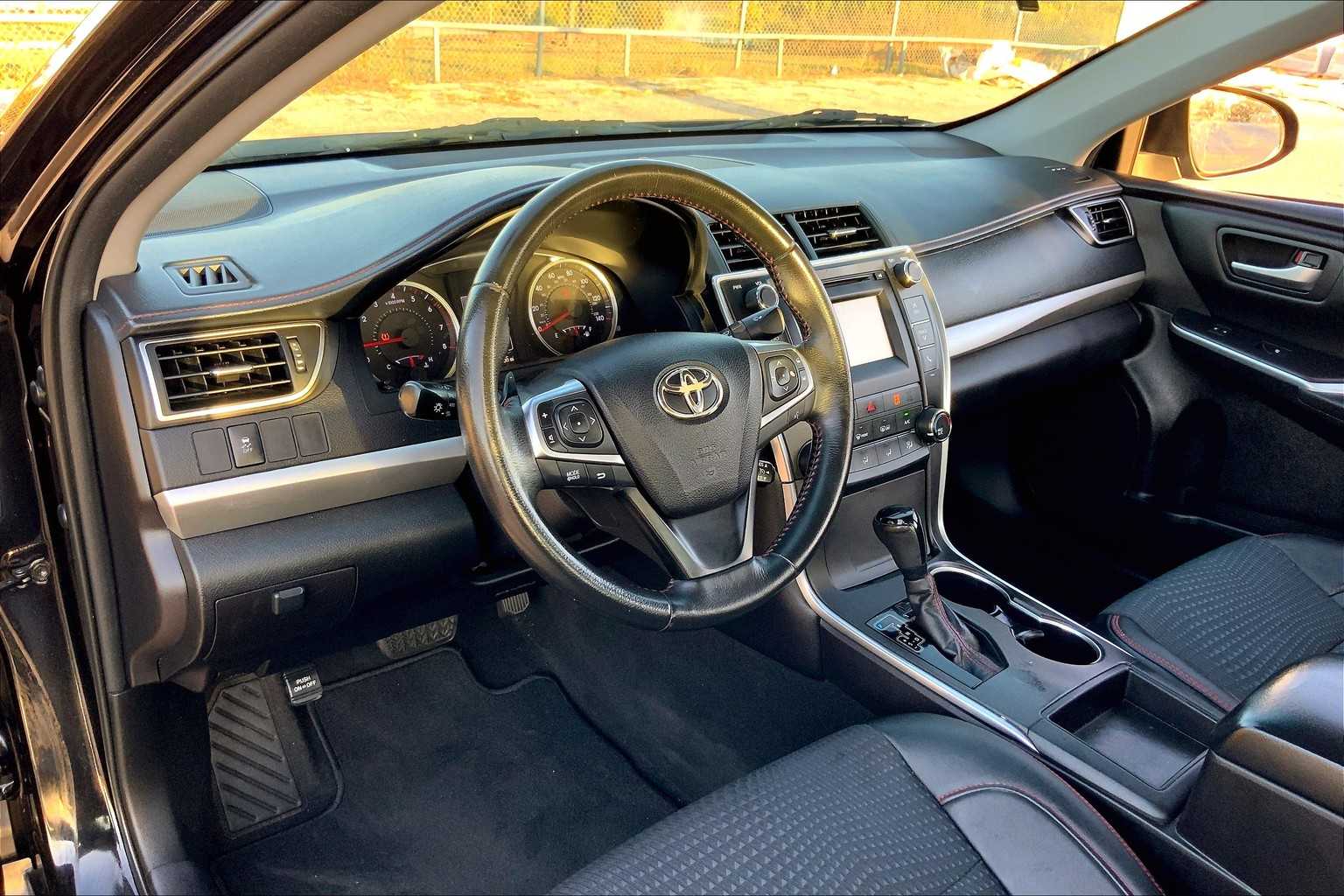 2015 Toyota Camry SE photo 16