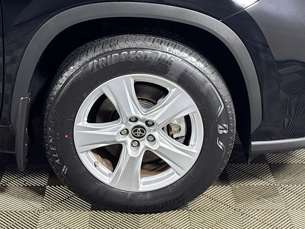 2023 Toyota Highlander LE photo 21