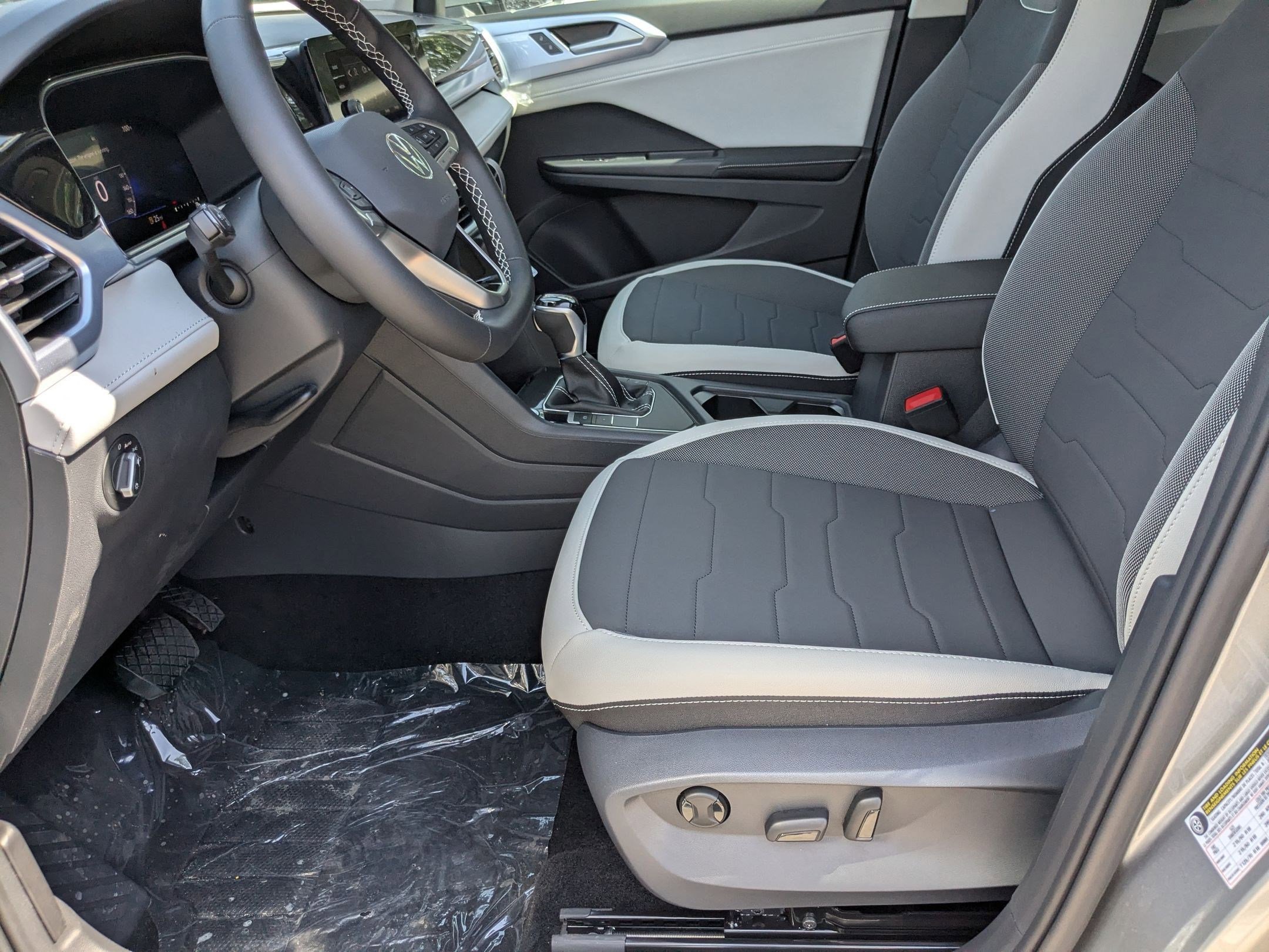 2025 Volkswagen Taos SE photo 4