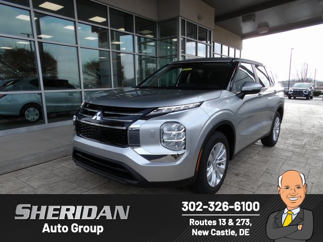 2025 Mitsubishi Outlander ES's photo