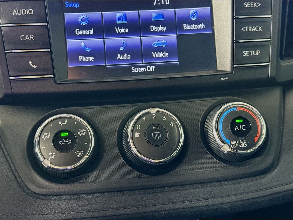 2016 Toyota RAV4 LE photo 11