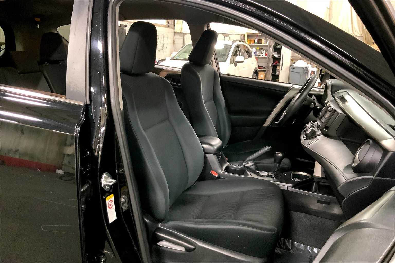 2017 Toyota RAV4 LE photo 7