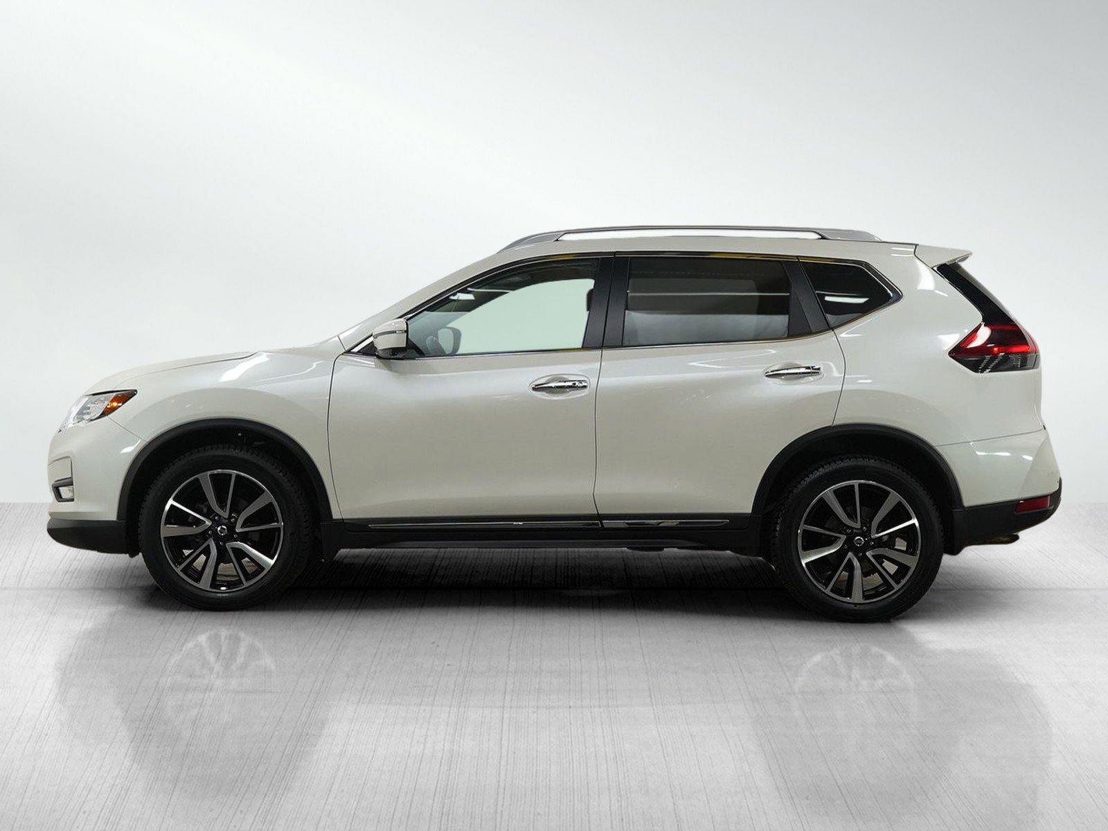 Used 2019 Nissan Rogue SL with VIN 5N1AT2MV2KC811745 for sale in Burnsville, Minnesota