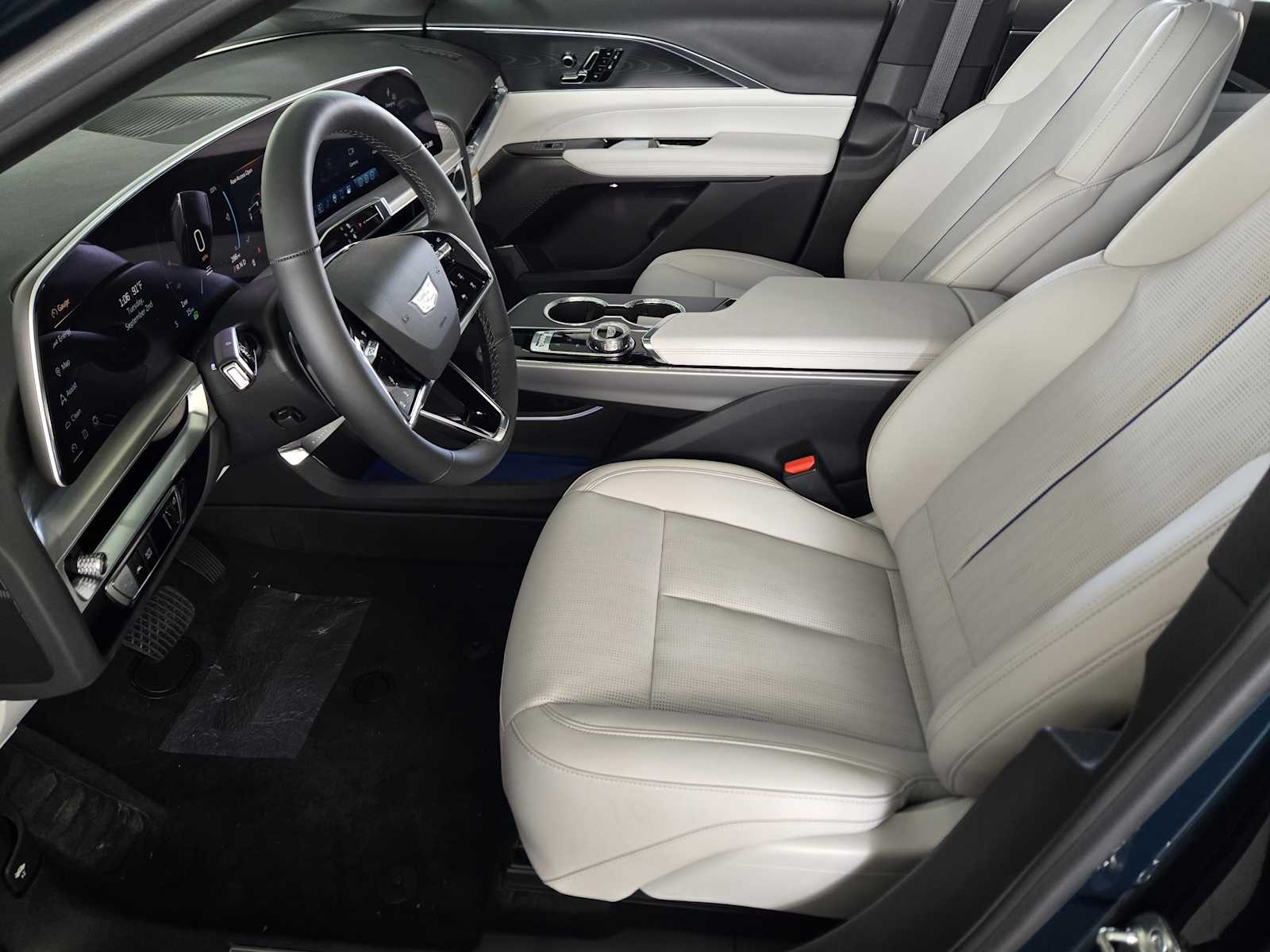 2025 Cadillac Lyriq Luxury photo 8