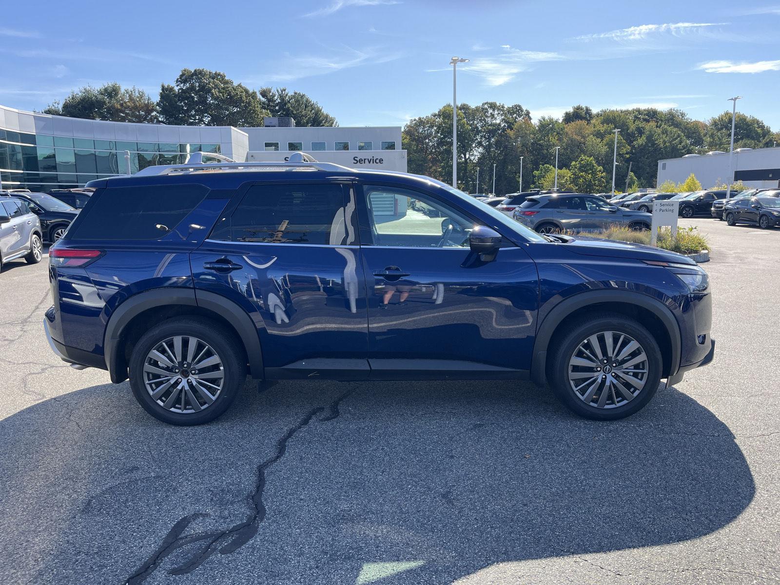 2025 Nissan Pathfinder SL photo 2