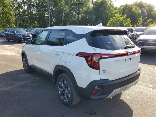 2025 Kia Seltos LX photo 3
