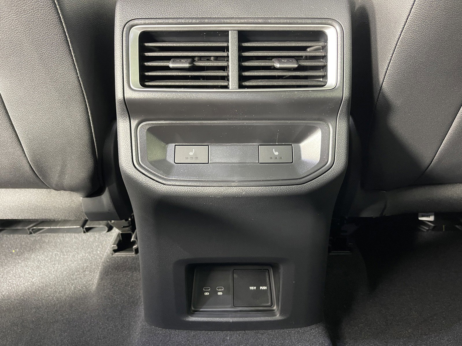 2025 Volkswagen Atlas Cross Sport SEL R-Line photo 3