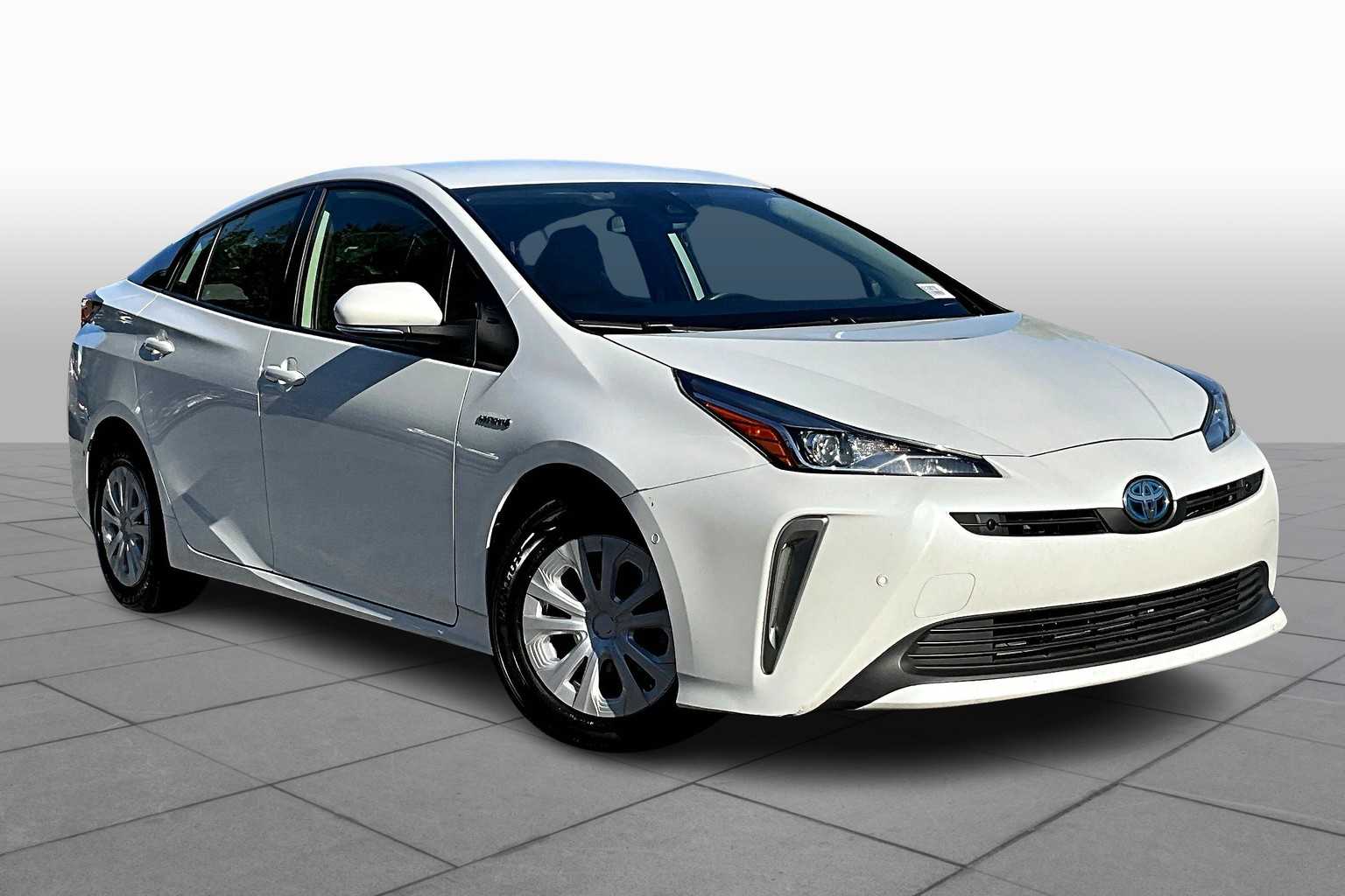 2022 Toyota Prius LE photo 2