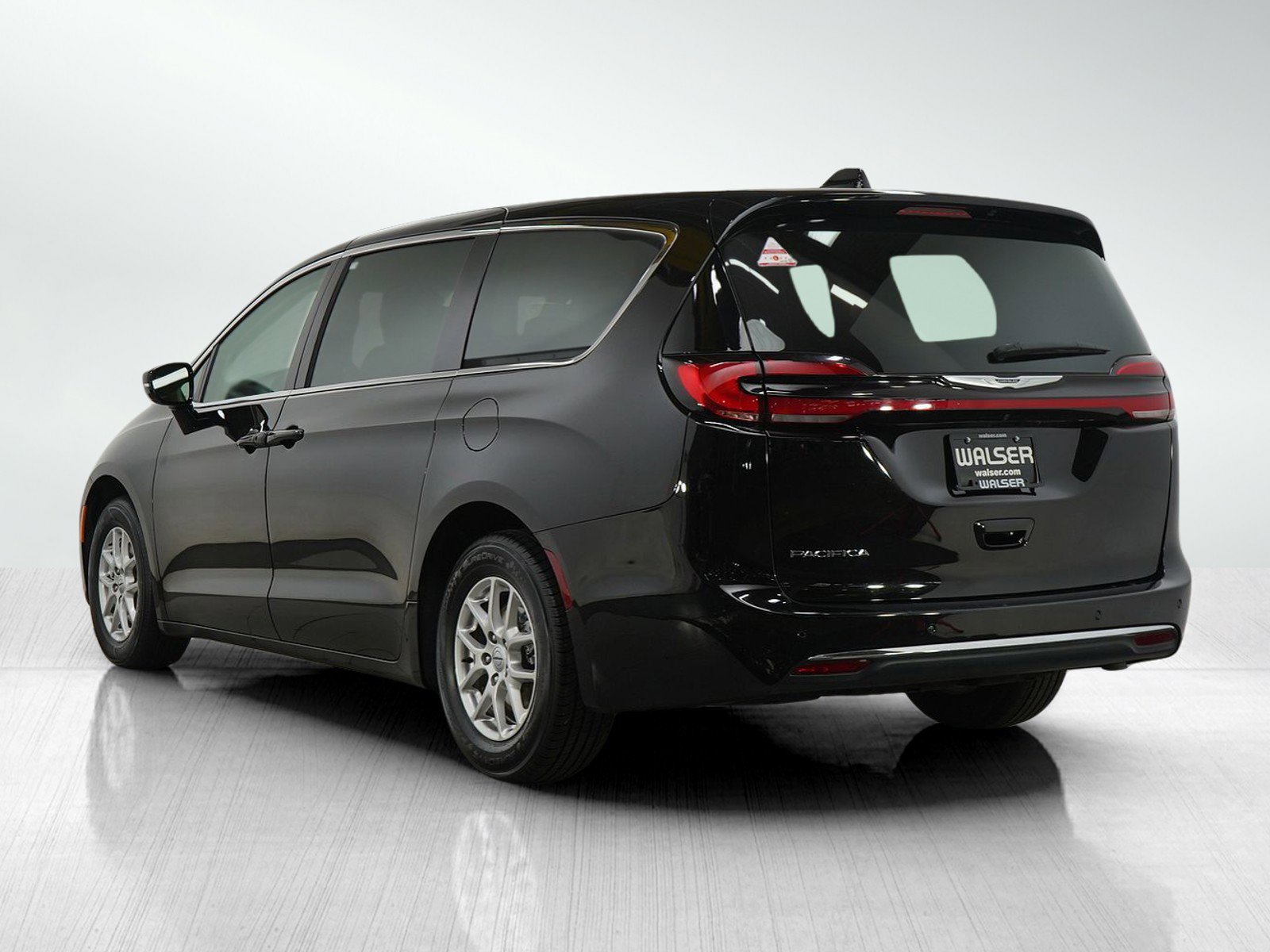 2024 Chrysler Pacifica Touring L photo 3