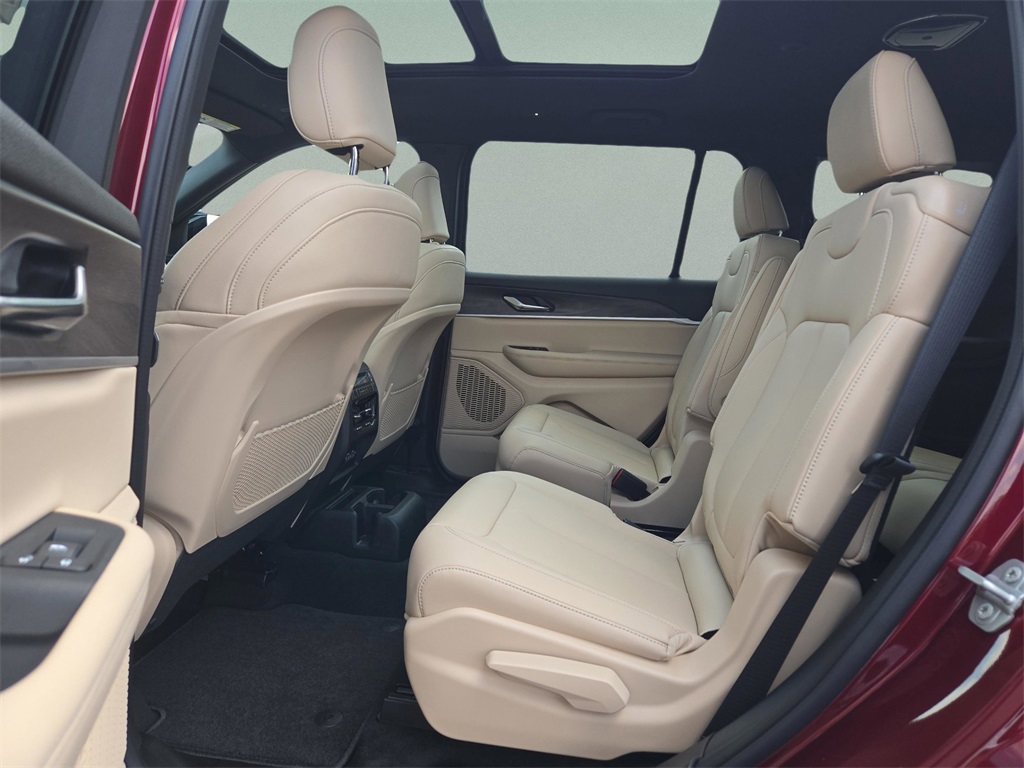 2025 Jeep Grand Cherokee Limited photo 17