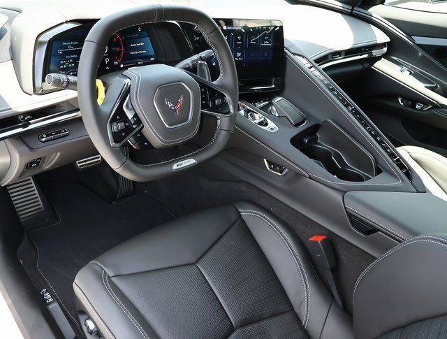 2025 Chevrolet Corvette E-Ray 2LZ photo 2
