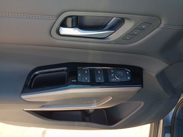 2025 Nissan Pathfinder Platinum photo 19