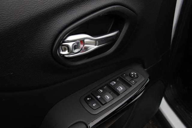 New 2023 Bright White Clear-Coat Exterior Paint Jeep Altitude Lux image 12