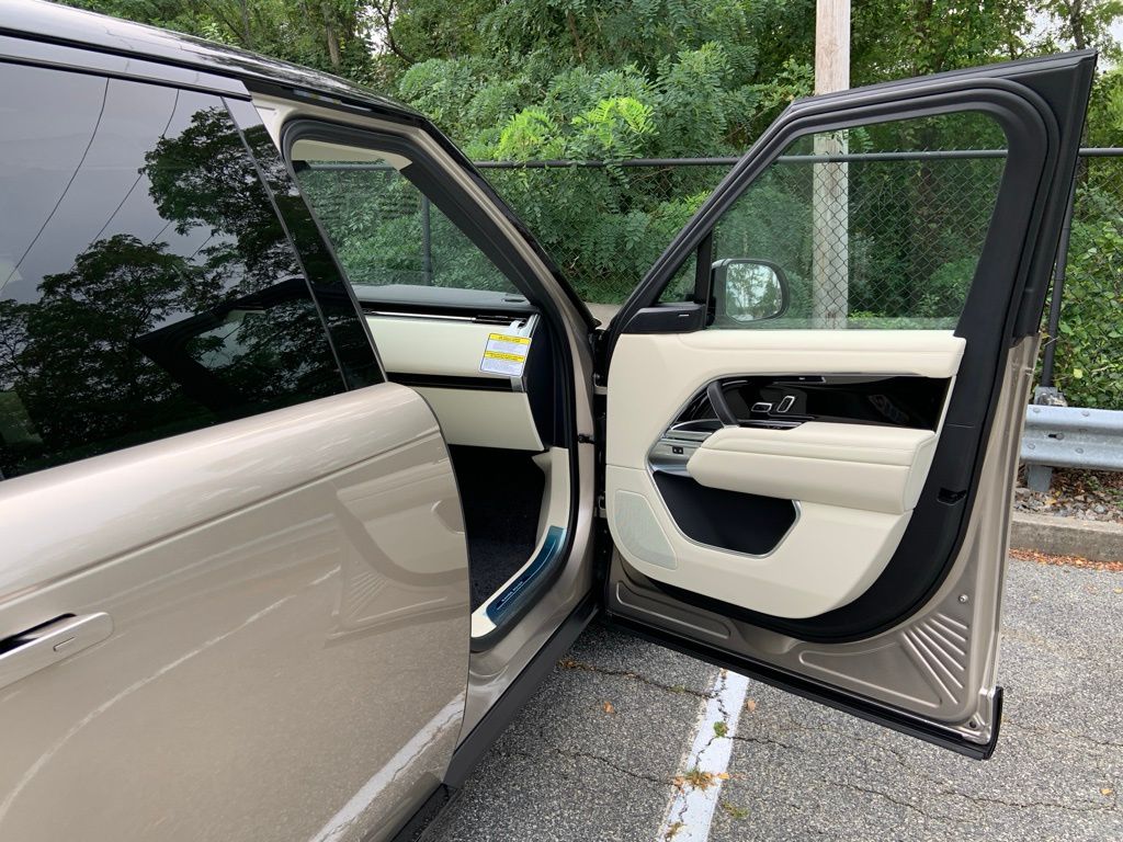 2025 Land Rover Range Rover SE photo 14