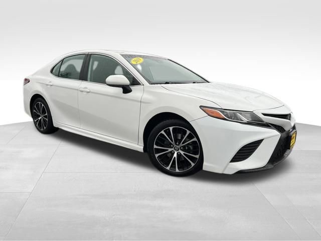 2019 Toyota Camry SE's photo