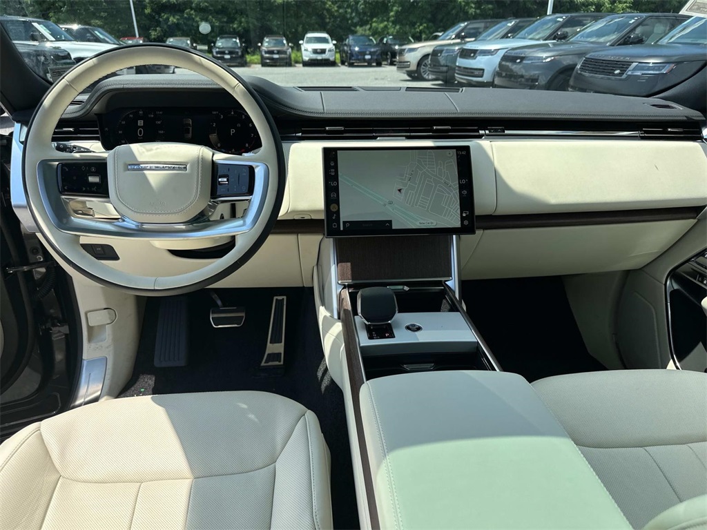 2025 Land Rover Range Rover SE photo 2