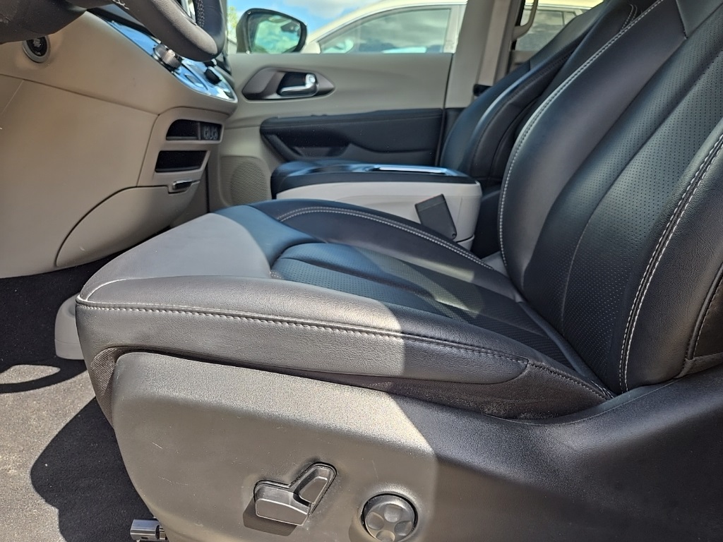 2024 Chrysler Pacifica Touring L photo 5