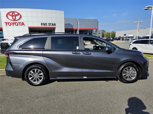 2025 Toyota Sienna XLE photo 15