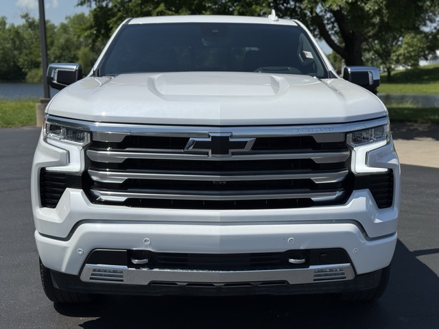 2025 Chevrolet Silverado 1500 High Country photo 2
