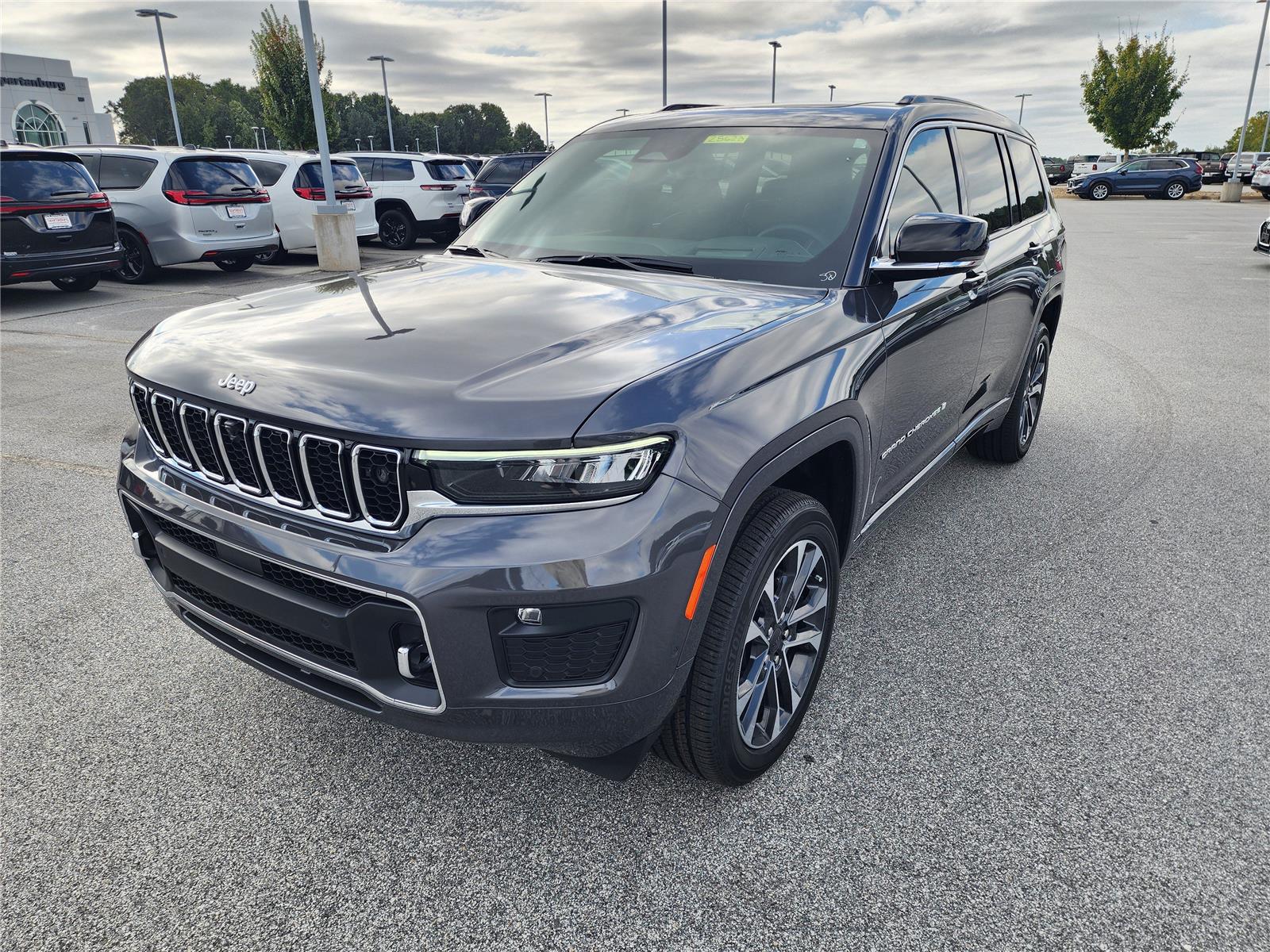 2025 Jeep Grand Cherokee Overland photo 2