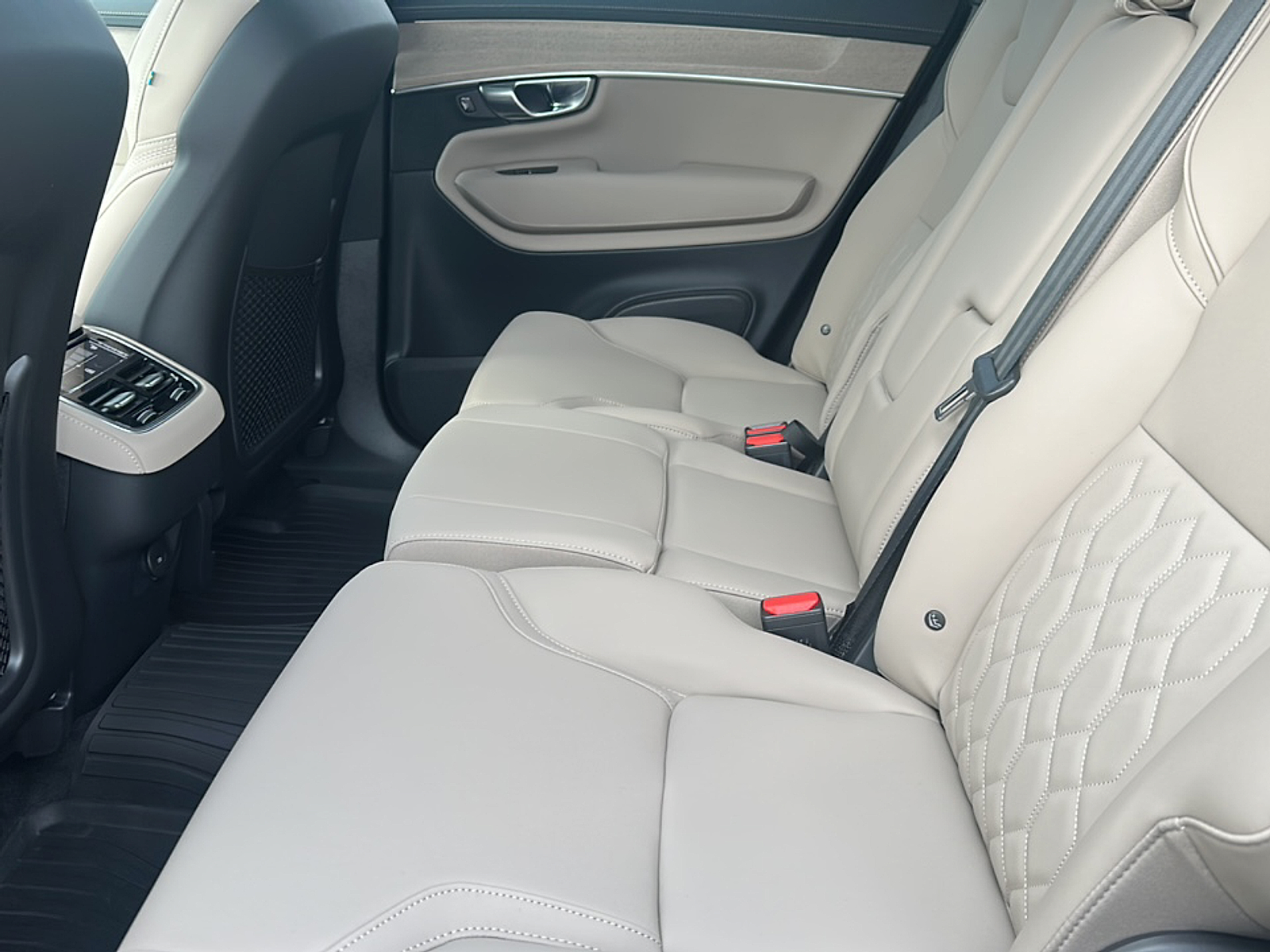 2026 Volvo XC90 AWD Plus photo 9