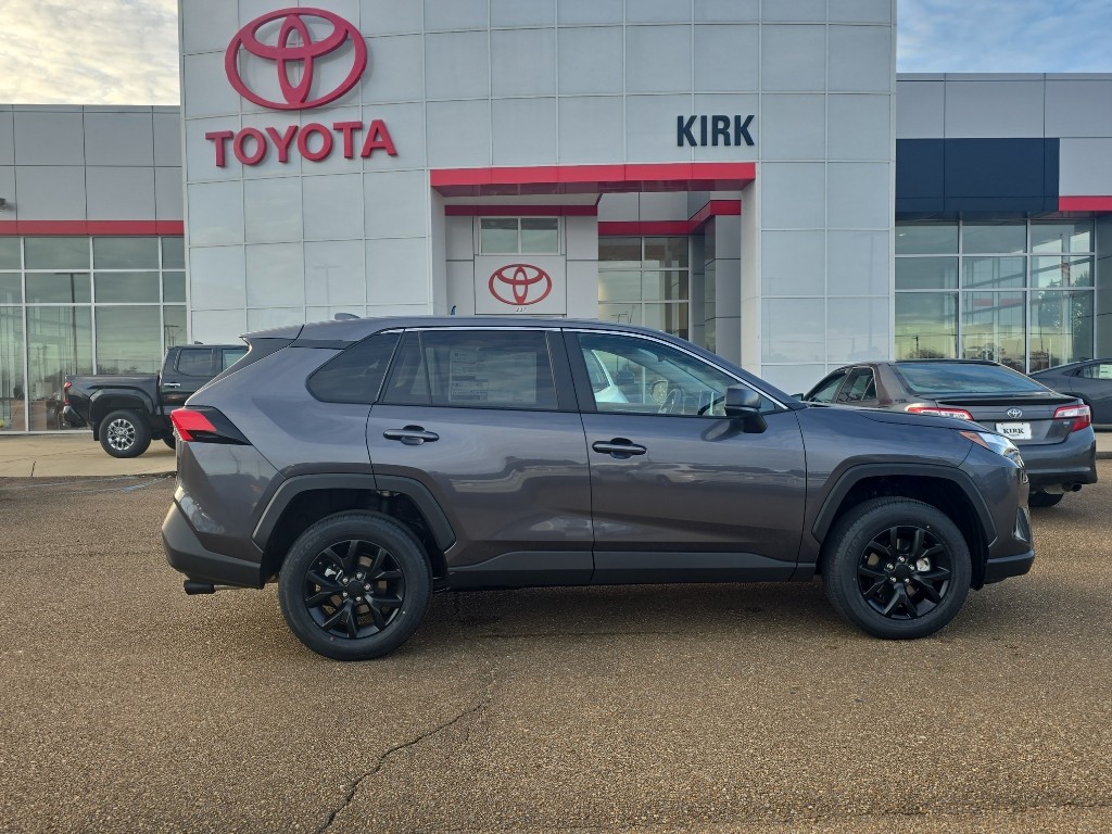 2025 Toyota RAV4 LE's photo