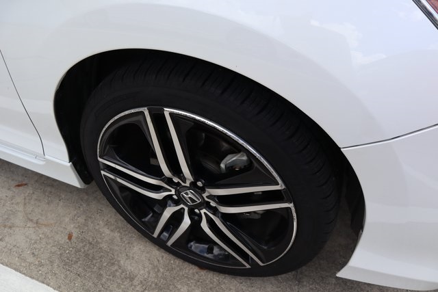 2017 Honda Accord Touring photo 4