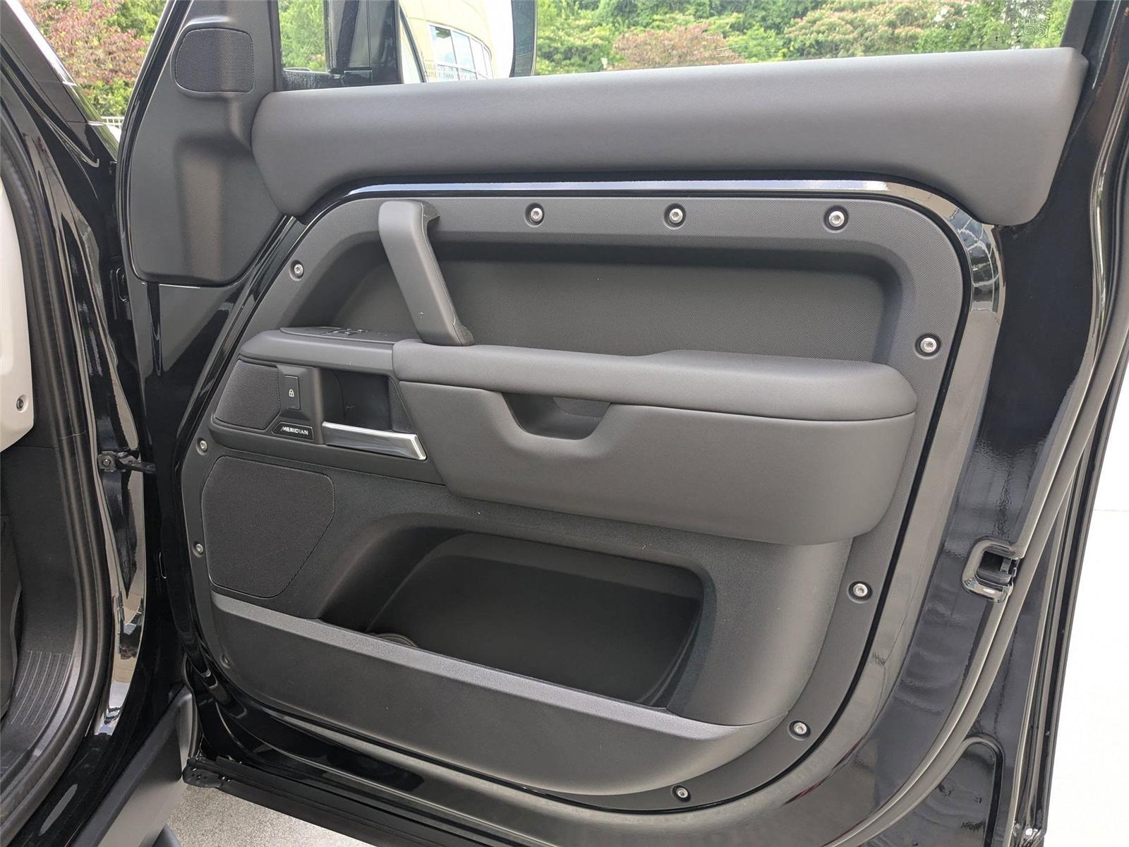 2025 Land Rover Defender 110 S photo 31
