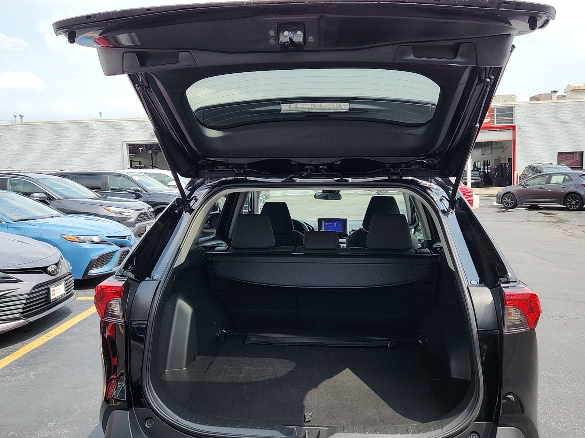 2025 Toyota RAV4 XLE photo 27