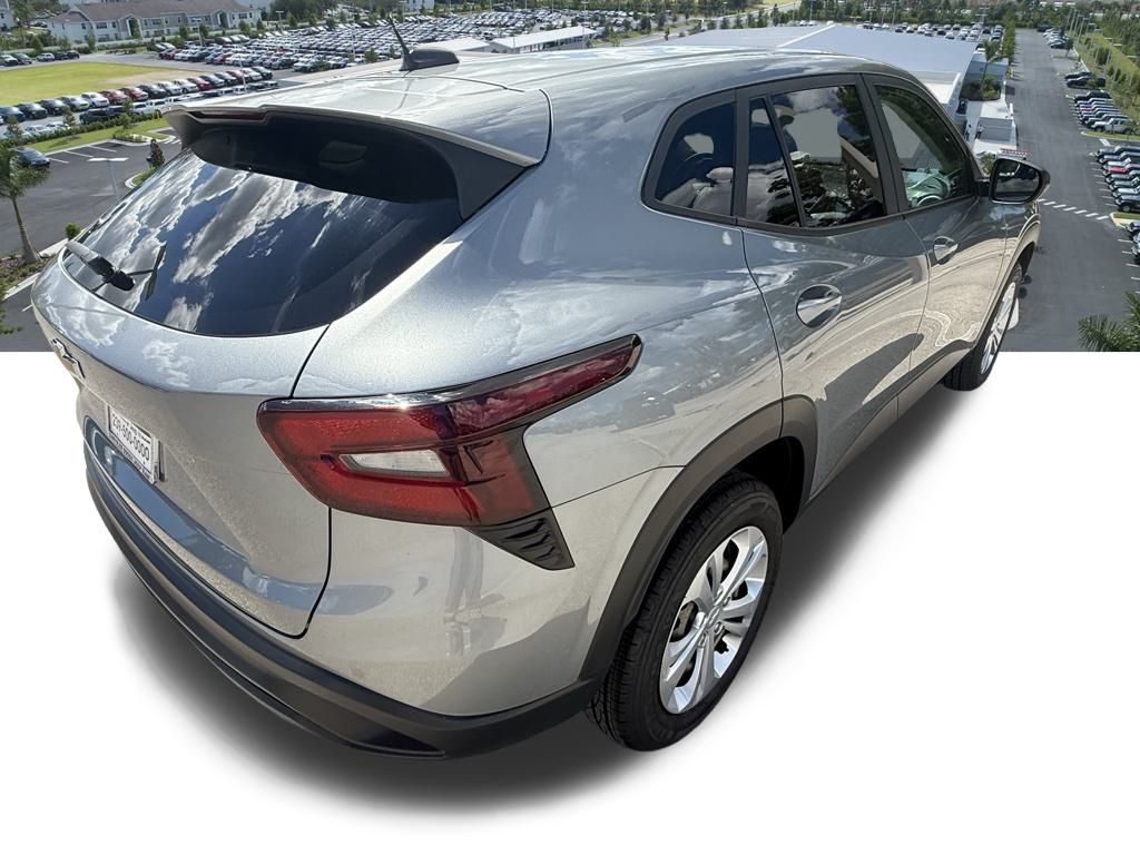 2024 Chevrolet Trax LS photo 4