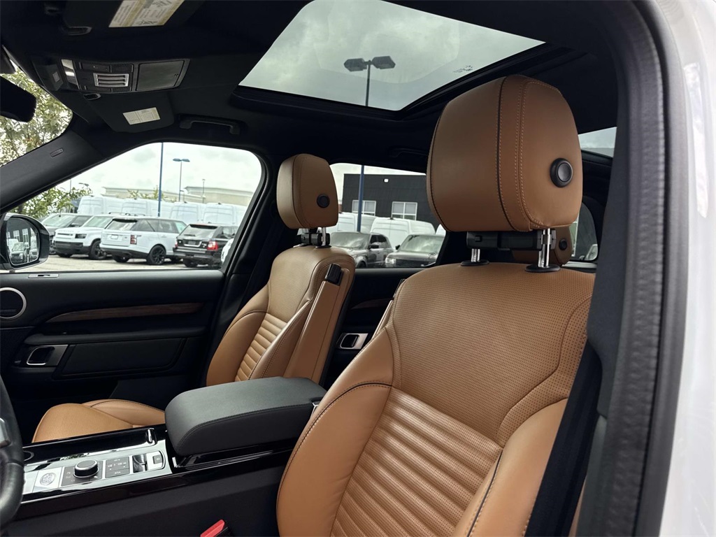 2020 Land Rover Discovery HSE photo 18