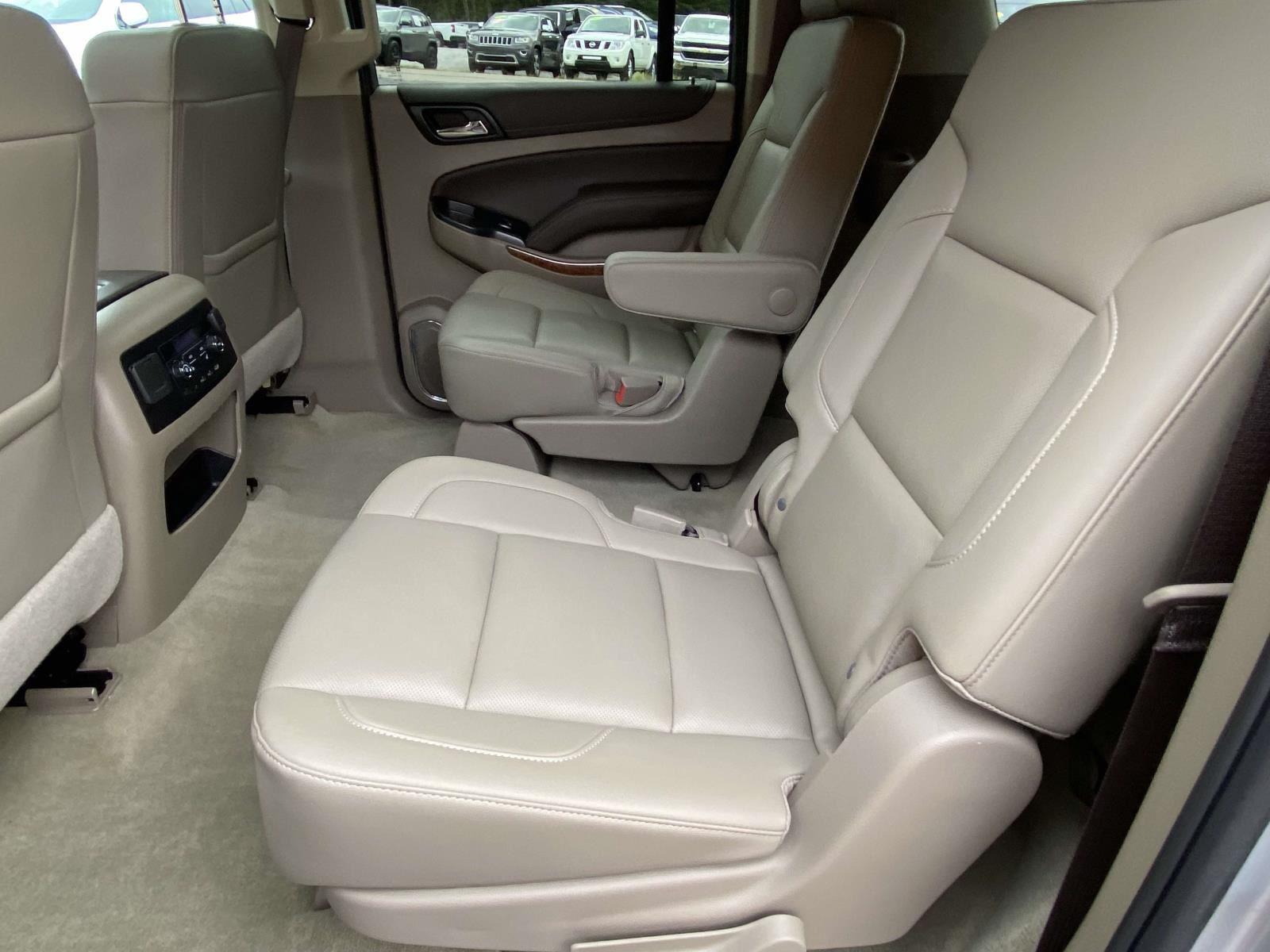 2019 Chevrolet Suburban Premier photo 3