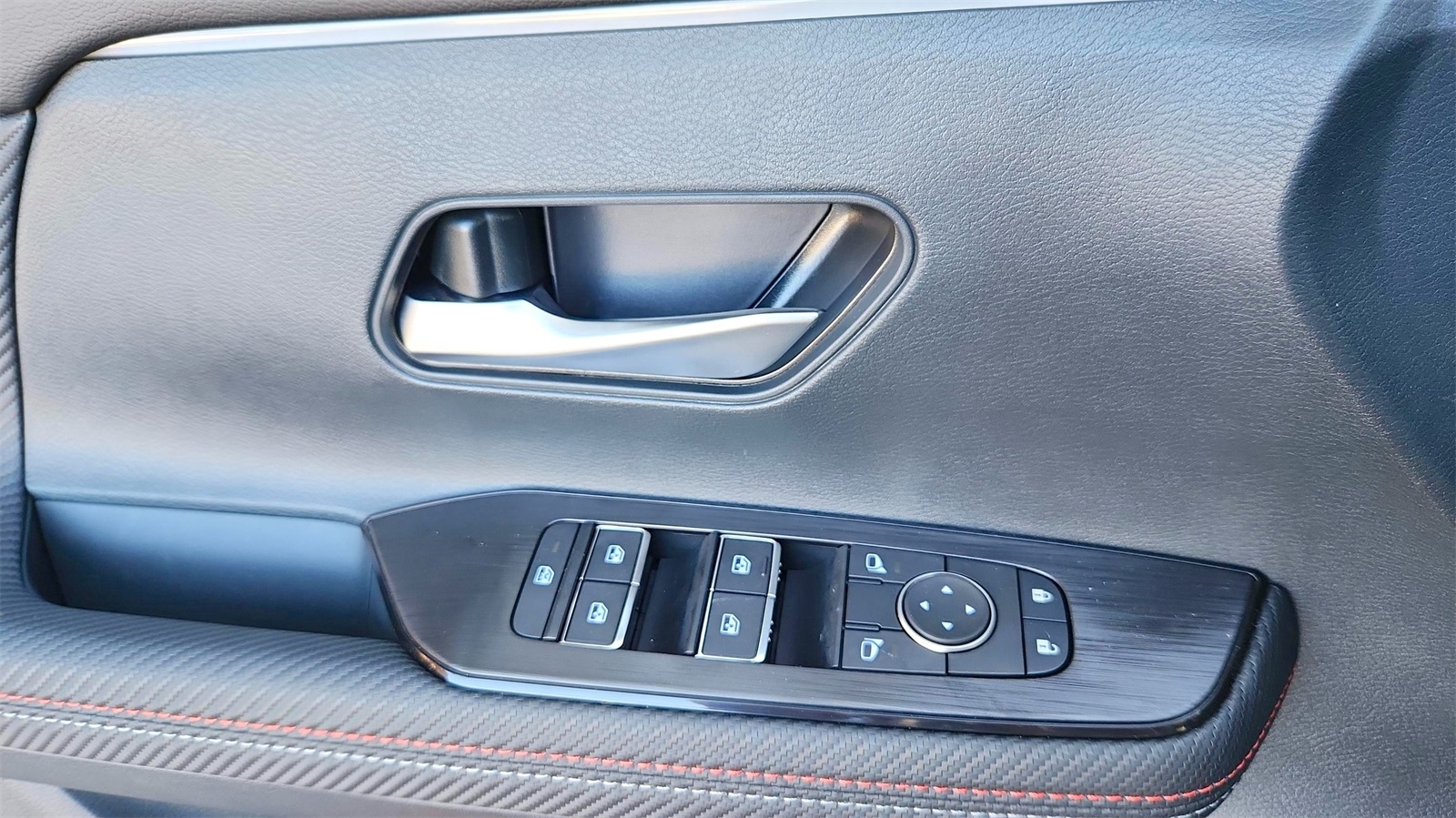 2025 Nissan Kicks SR photo 13