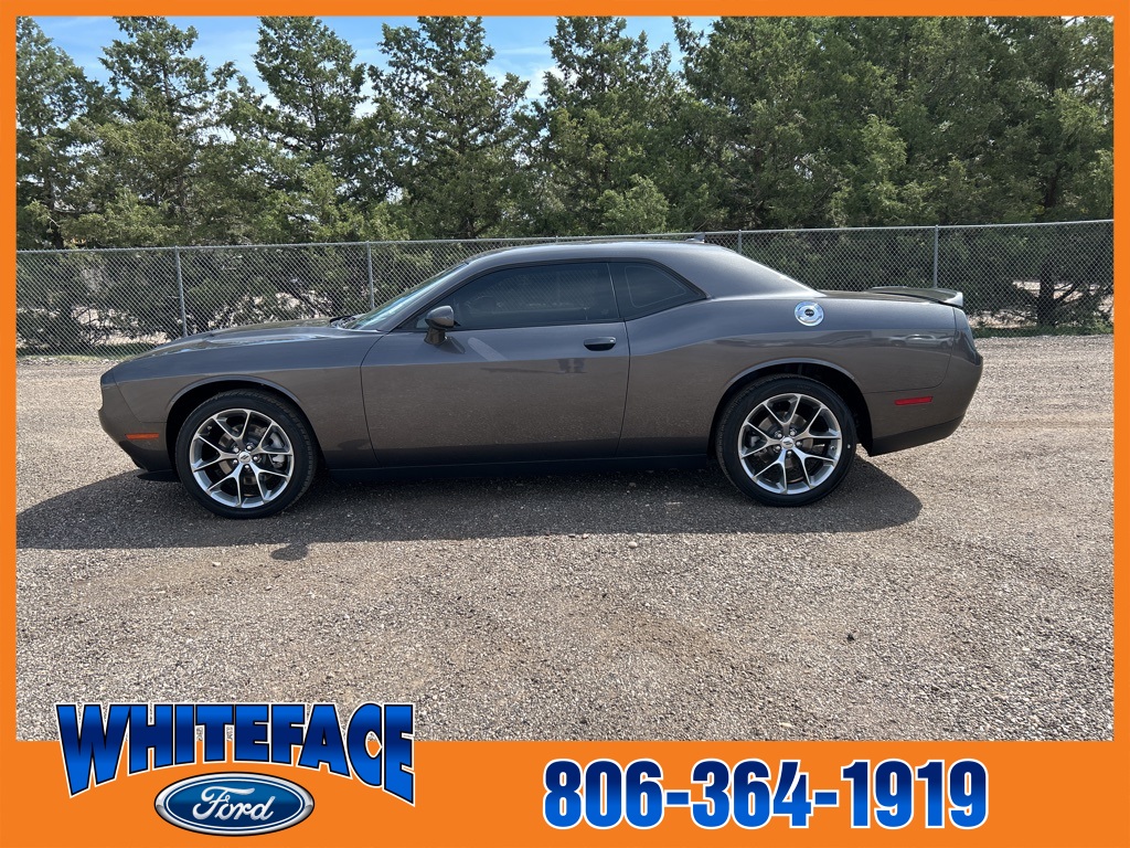 2022 Dodge Challenger SXT photo 2