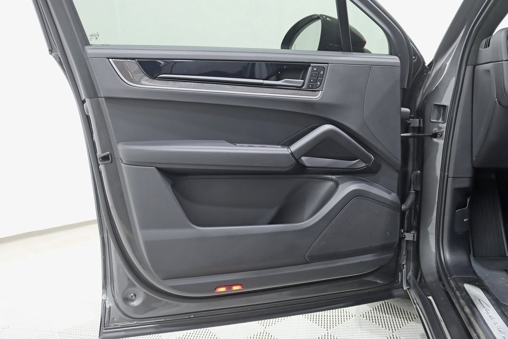 2024 Porsche Cayenne Coupe S photo 32