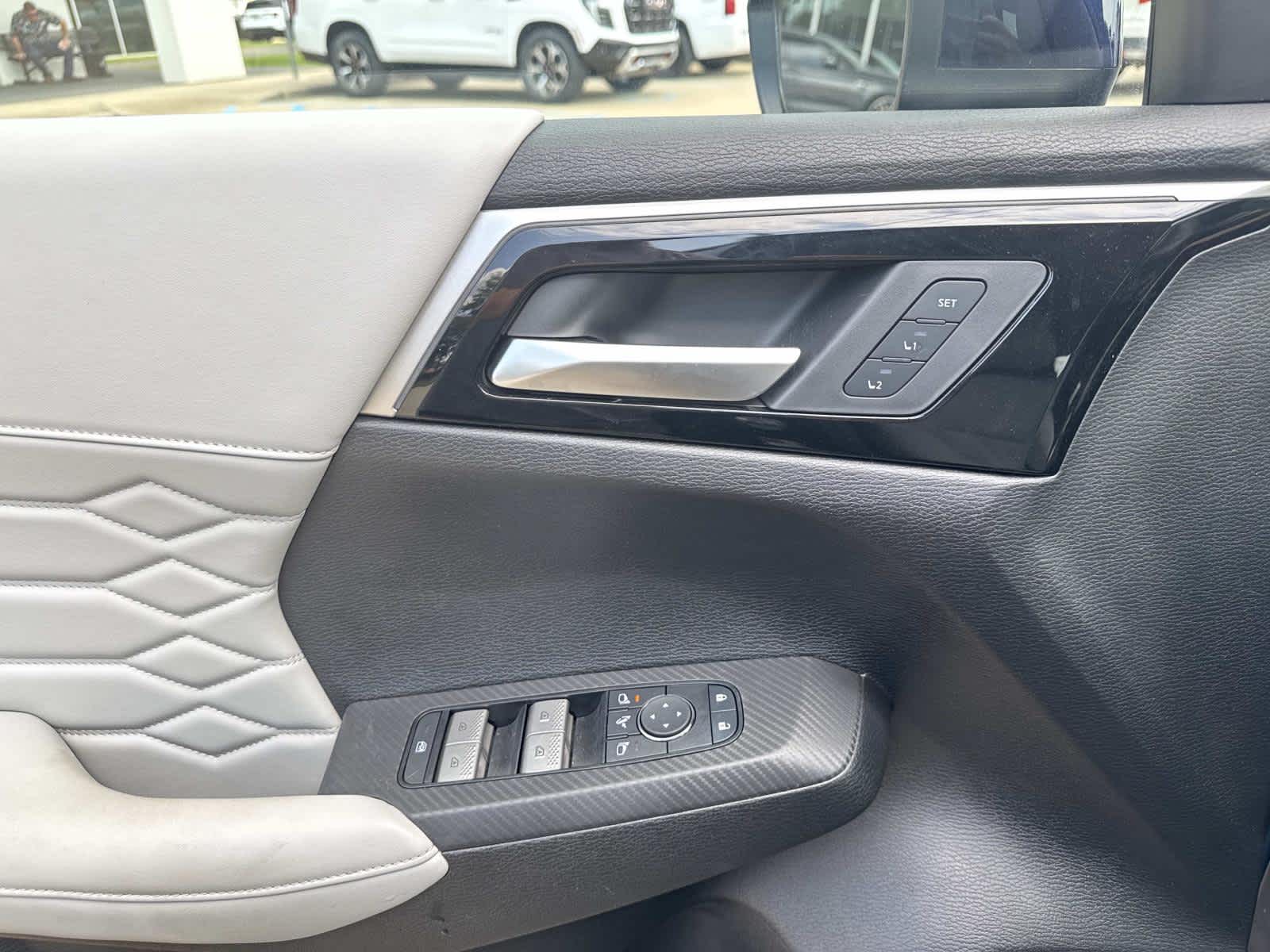 2025 Mitsubishi Outlander SEL photo 10