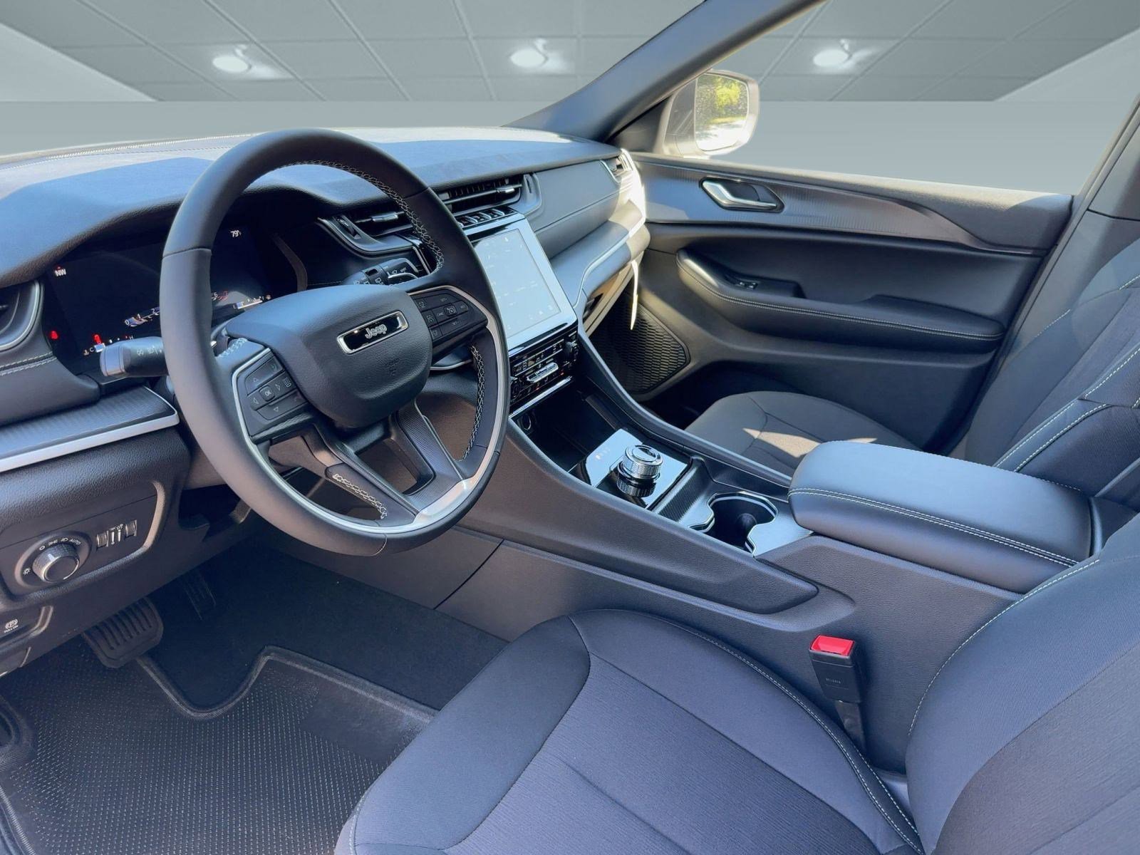 2025 Jeep Grand Cherokee Laredo photo 4