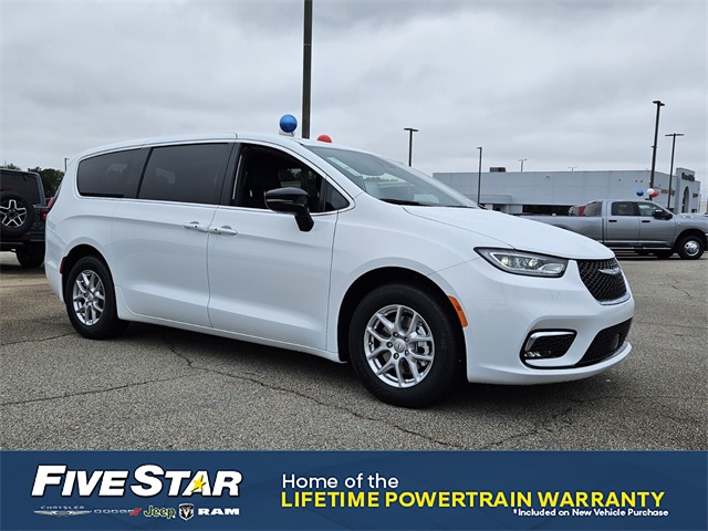 2026 Chrysler Pacifica Select's photo