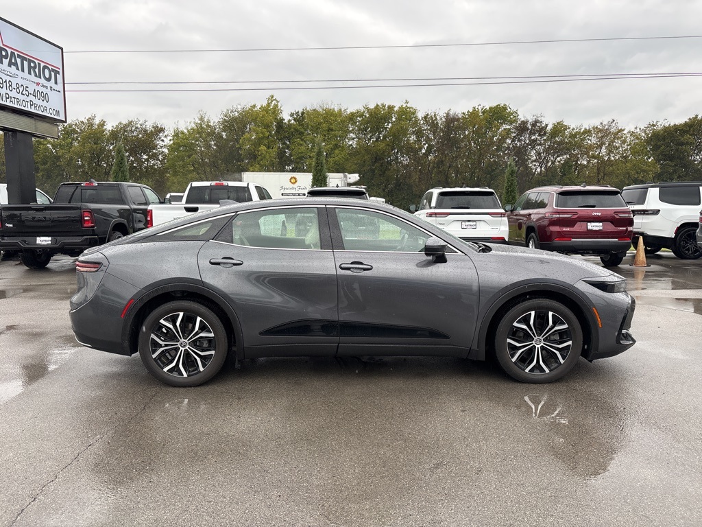 2023 Toyota Crown XLE photo 2