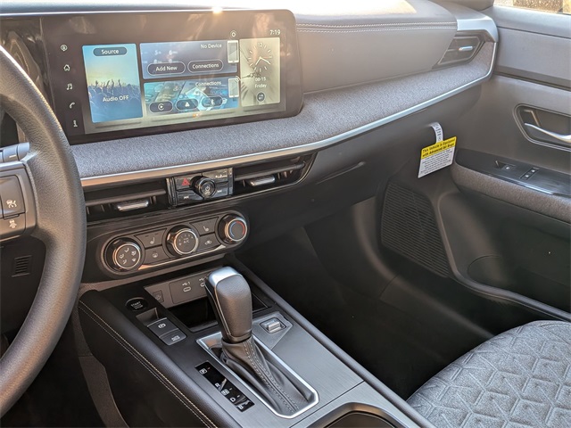 2025 Nissan Kicks SV photo 13