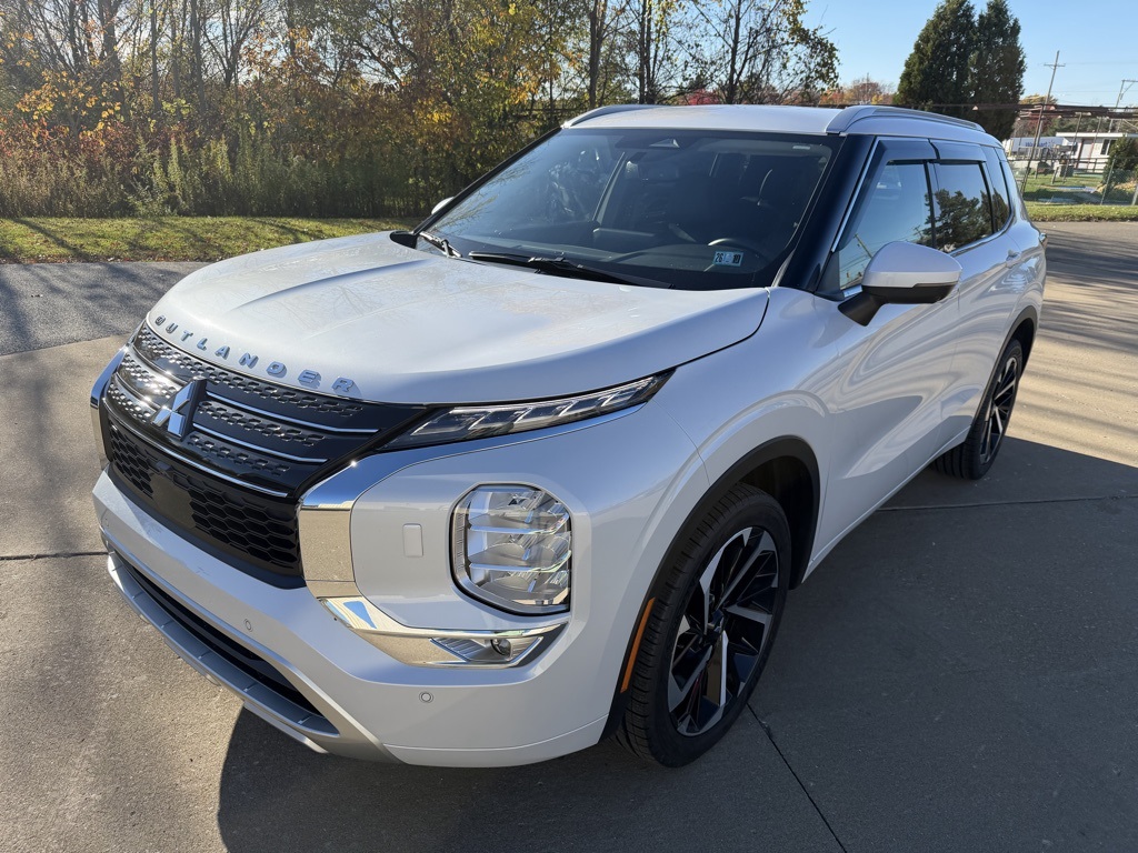 2023 Mitsubishi Outlander SEL's photo