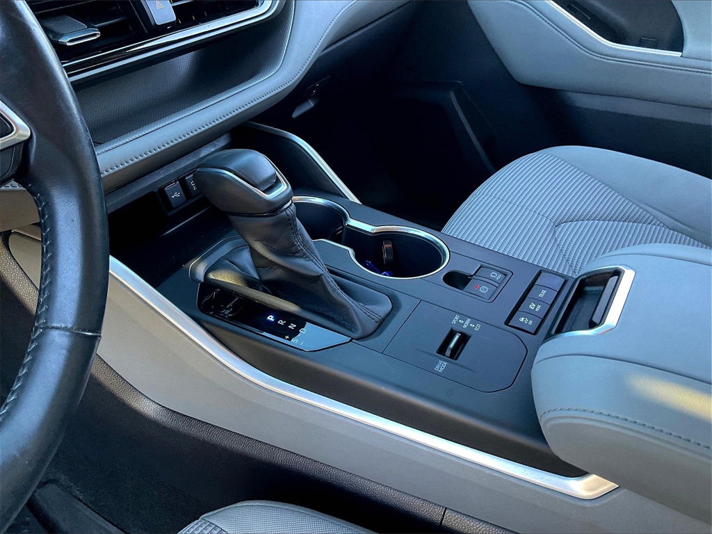 2020 Toyota Highlander Hybrid LE photo 20