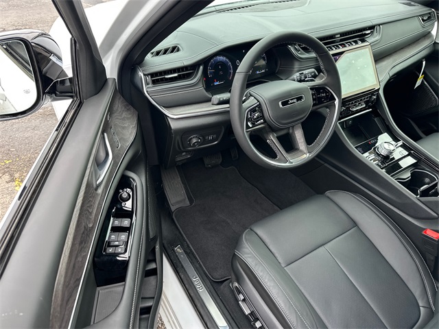 2025 Jeep Grand Cherokee Overland photo 31