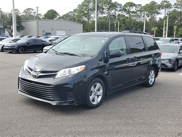 2019 Toyota Sienna L photo 3