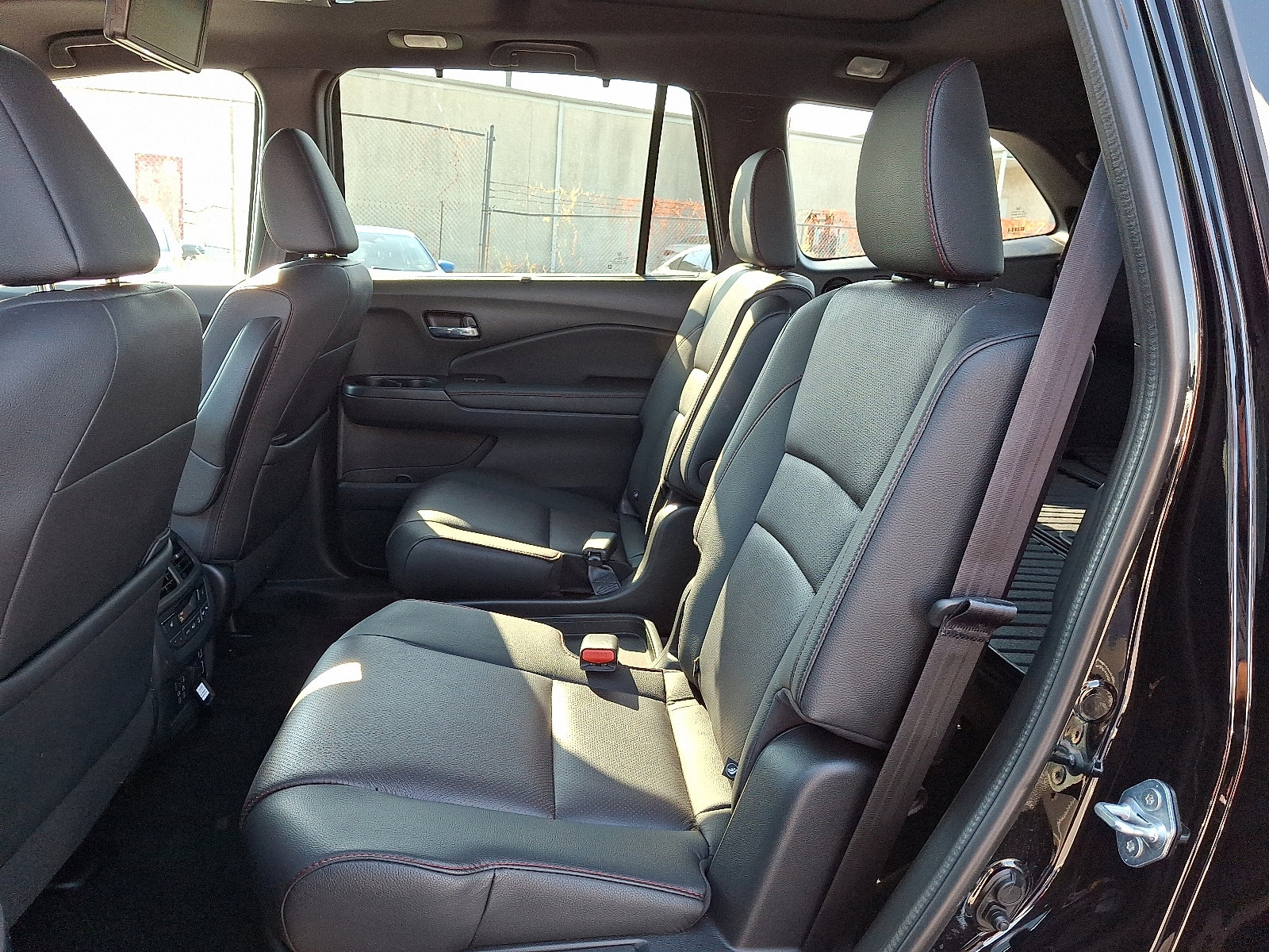 2022 Honda Pilot Black Edition photo 9